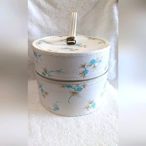 😍 Vintage Hat Box